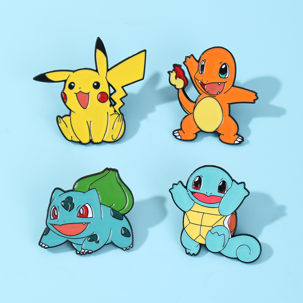 Anime Cosplay Pokemon - ポケモンエナメルピン4個セット、かわいいピカチュウ、ヒトカゲ、フシギダネ、ゼニガメのブローチ、バックパックファンへのギフトに最適