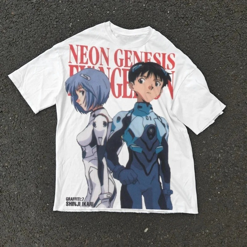 Anime Cosplay Title - 2026 ネオン・ジェネシス・エヴァンゲリオン シンジ・レイ バック・トゥ・バック レッドタイトルプリントTシャツ ホワイト